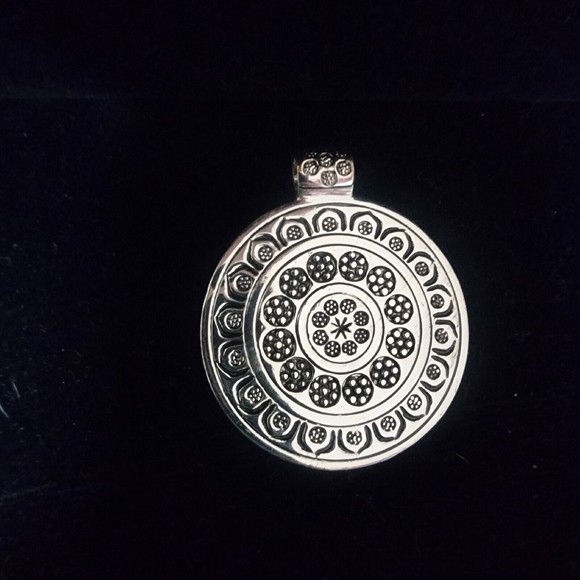 RMN The Roman Co Silver Tone Pendant Tribal Geometric 1.75" Round Statement Nice - Picture 1 of 6
